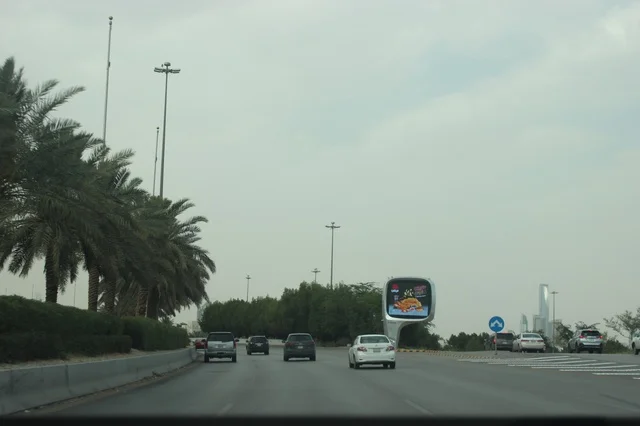 شوارع مدينة الرياض وحركة المرور وأشجار النخيل