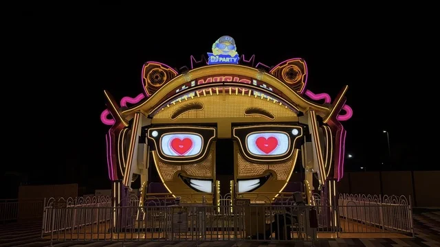 لعبة ملاهي وجه تعبيري في بنانا بيتش بالخبر