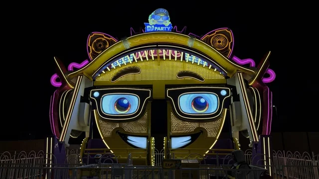 لعبة ملاهي مضيئة في فعاليات ليالي الخبر بنانا بيتش