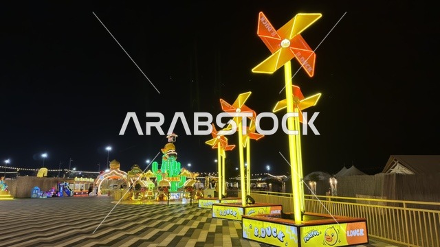 طواحين الهواء المضيئة في ليالي الخبر بنانا بيتش