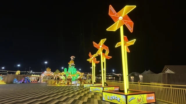 طواحين الهواء المضيئة في ليالي الخبر بنانا بيتش