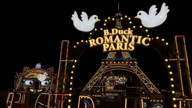 لوحة بي داك في بنانا بيتش بالخبر ليلاً