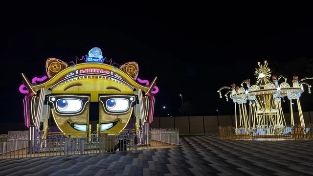 ملاهي بنانا بيتش في الخبر ليلاً