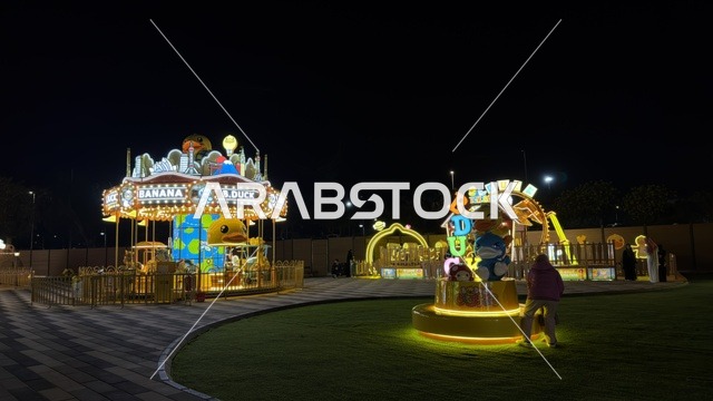 ألعاب ملاهي في فعالية ليالي الخبر بنانا بيتش ليلاً