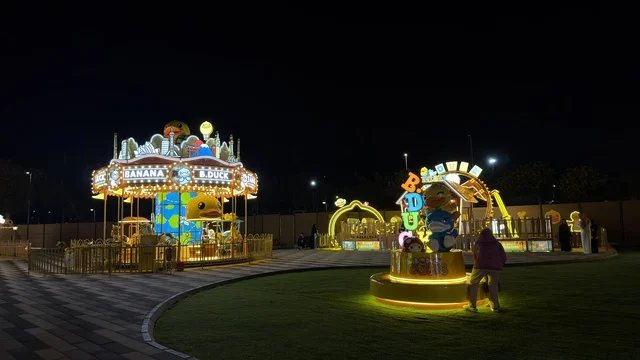 ألعاب ملاهي في فعالية ليالي الخبر بنانا بيتش ليلاً