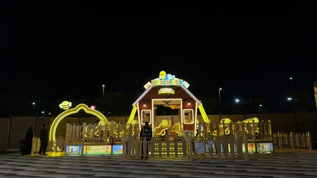 ملاهي أطفال في ليالي الخبر بنانا بيتش ليلاً