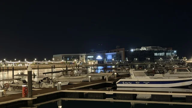 مرسى الفناتير الجبيل في السعودية ليلاً