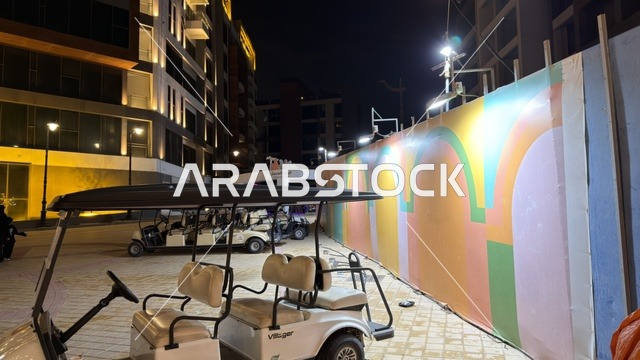 عربات جولف كهربائية في فعالية ألوان الجبيل ليلاً