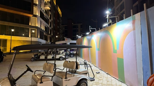 عربات جولف كهربائية في فعالية ألوان الجبيل ليلاً