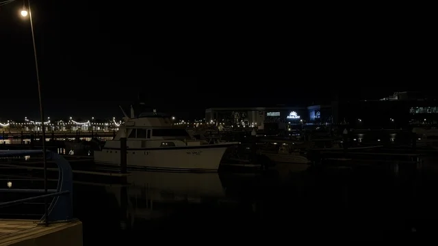 يخت في مرسى الجبيل خلال فعالية ألوان الجبيل ليلاً