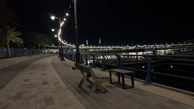 منظر ليلي لواجهة الجبيل البحرية في السعودية