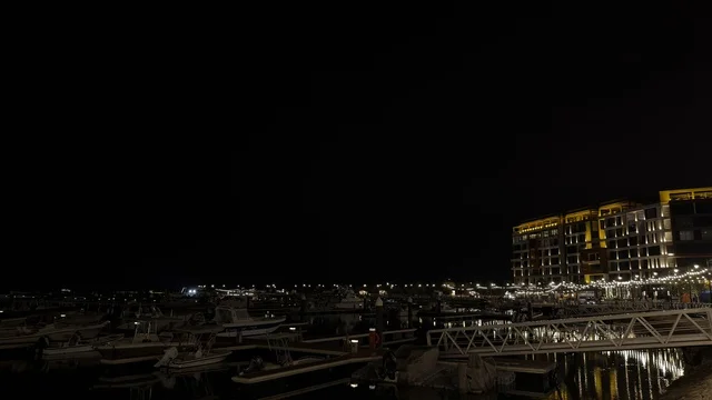 منظر ليلي لمرسى فعالية ألوان الجبيل مع القوارب الراسية