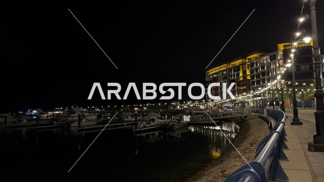 إطلالة ليلية لمرسى فعالية ألوان الجبيل مع أضواء الزينة