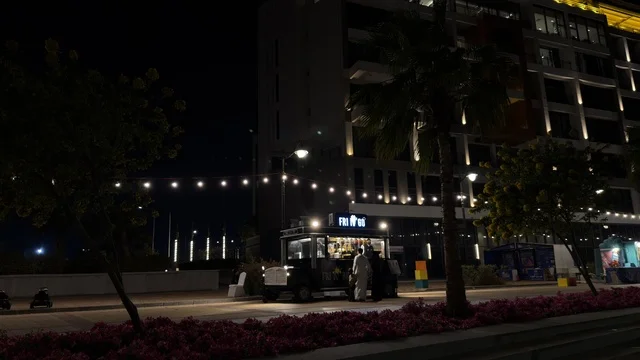 عربة طعام في فعالية ألوان الجبيل بالسعودية ليلاً