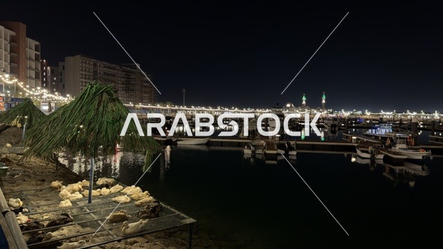 واجهة الجبيل البحرية والمرسى خلال الليل