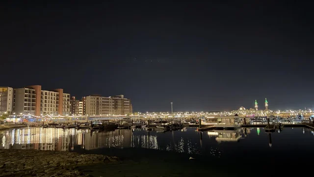 واجهة الجبيل البحرية والمرفأ مع انعكاسات الأضواء ليلاً