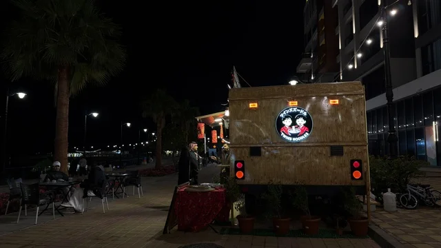 عربة طعام في فعالية ألوان الجبيل بالسعودية ليلاً