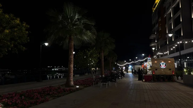 ممشى كورنيش الجبيل في السعودية ليلا خلال فعالية ألوان الجبيل