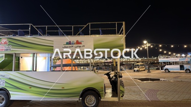 حافلة سياحية في فعالية ألوان الجبيل ليلاً