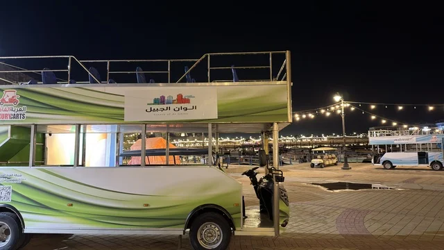 حافلة سياحية في فعالية ألوان الجبيل ليلاً