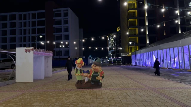 منطقة فعالية ألوان الجبيل مع المجسمات ليلاً