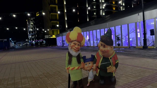 شخصيات كرتونية في فعالية ألوان الجبيل ليلاً