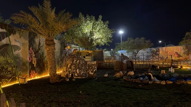 حديقة العجائب في الجبيل ليلاً مع الإضاءة