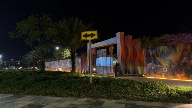 مدخل حديقة العجائب في الجبيل مع جداريات ليلية