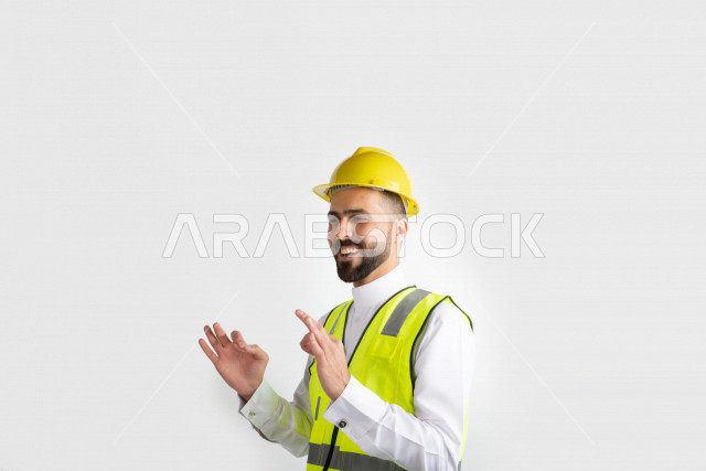 بورتريه مهندس سعودي ماهر محترف في التخطيط ، رجل مهندس خليجي ، خلفية بيضاء