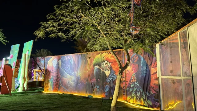 فن جدارية الببغاء في حديقة العجائب بالجبيل