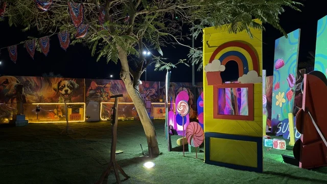 حديقة العجائب في الجبيل مع ديكورات ليلية ملونة