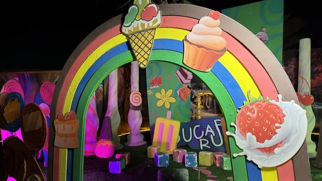 قوس الحلويات في حديقة العجائب بالجبيل ليلاً