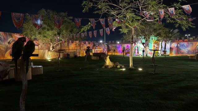 حديقة العجائب في الجبيل ليلاً بالمملكة العربية السعودية