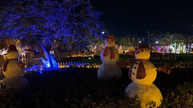 تماثيل رجل الثلج المضيئة في حديقة العجائب بالجبيل