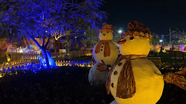 مجسمات رجل الثلج في حديقة العجائب بالجبيل ليلاً