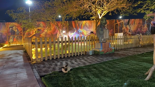 حديقة العجائب في الجبيل ليلاً مع الجداريات الملونة