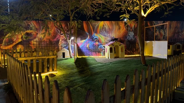 حديقة العجائب الجبيل الجداريات الملونة ومنطقة اللعب ليلاً