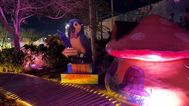ديكورات وتماثيل حديقة العجائب بالجبيل ليلاً