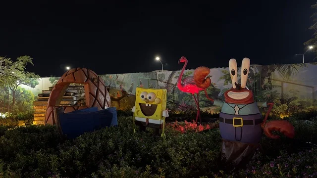 مجسمات شخصيات كرتونية في حديقة العجائب بالجبيل ليلاً
