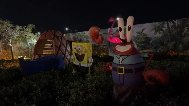 تماثيل سبونج بوب في حديقة العجائب بالجبيل ليلاً