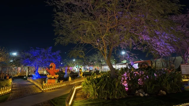حديقة العجائب في الجبيل بإضاءة ليلية ملونة