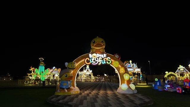 ملاهي بي داك في بنانا بيتش بالخبر ليلاً