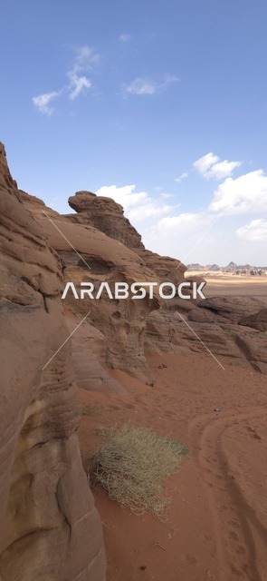 جبال تبوك والتكوينات الصخرية في صحراء السعودية