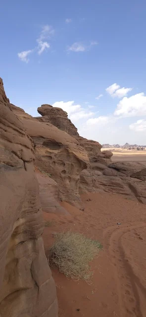 جبال تبوك والتكوينات الصخرية في صحراء السعودية