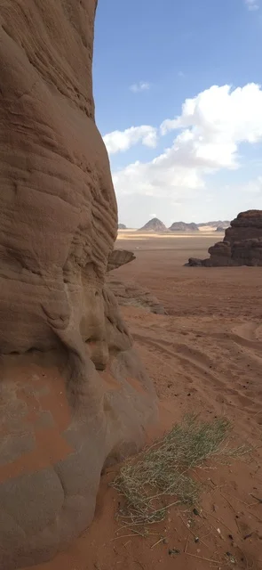 الجبال والتكوينات الصخرية في صحراء تبوك السعودية