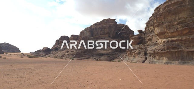 جبال تبوك والتكوينات الصخرية في الصحراء السعودية