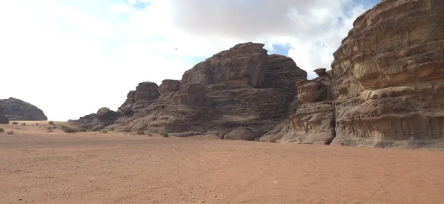 جبال تبوك والتكوينات الصخرية في الصحراء السعودية