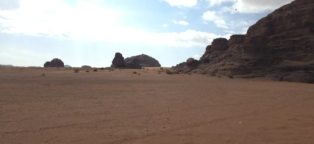 جبال تبوك والمناظر الطبيعية الصحراوية في السعودية