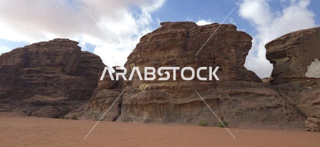 جبال منطقة تبوك وتكوينات صخرية في صحراء السعودية