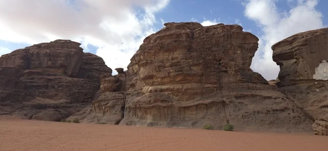 جبال منطقة تبوك وتكوينات صخرية في صحراء السعودية